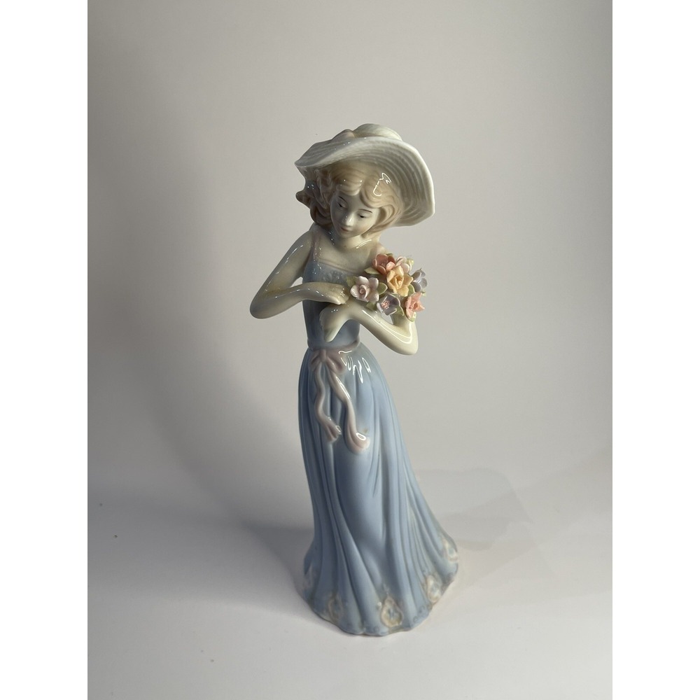 VINTAGE HOUSE OF LLOYD PORCELAIN LADY FIGURINE GATHERING FLOWERS 1998 - Picture 6 of 7